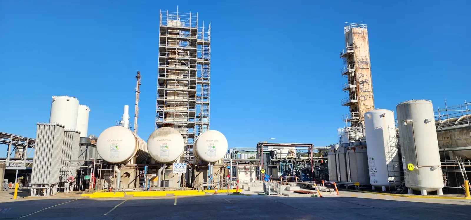 New ASU3 air separation plant under construction at the Air Liquide site
